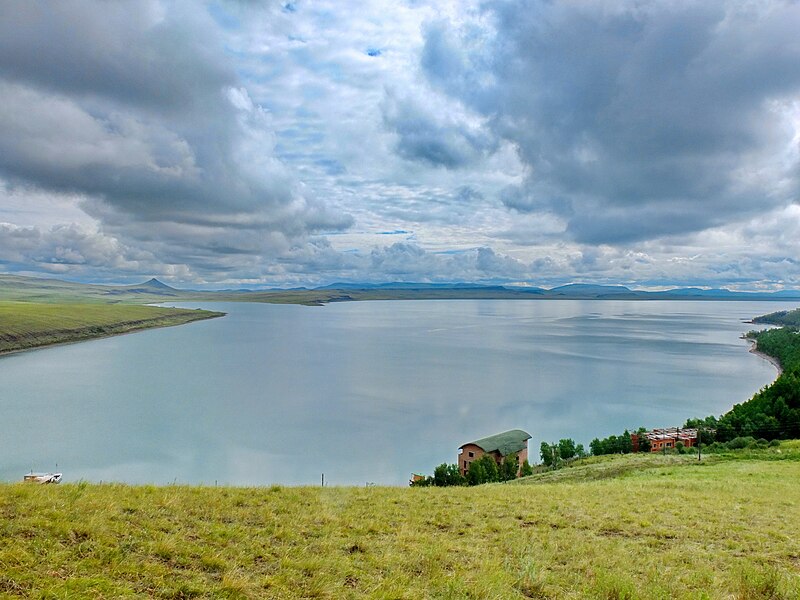 File:Вид на озеро Белё при подъеме на гору Чалпан.JPG