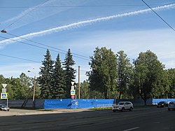 Plaza en Sredneokhtinsky Prospekt al comienzo de la calle