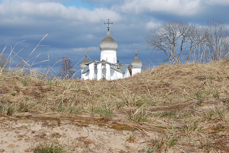 File:Троицкий храм в Доможирке на фоне чудских дюн..JPG