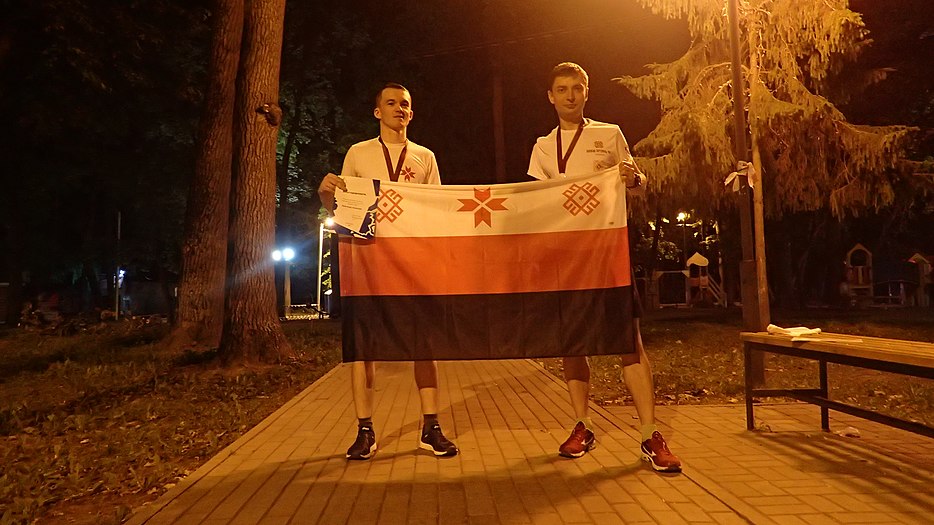 Участники марафона «Суточная эстафета 20И2020» Алексей Кротов и Николай Стенькин с эрзянским флагом