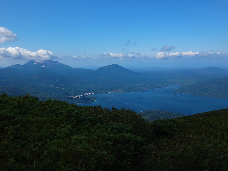 File:雄阿寒岳から雌阿寒岳と阿寒湖.jpg