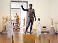 من معروضات المتحف ويبدو تمثال أنتيكيثيرا إيفيب البرونزي