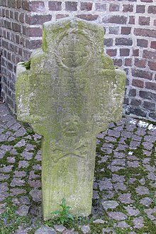 Grabkreuz an der Kirche