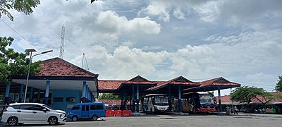 Tampak depan shelter bus AKDP