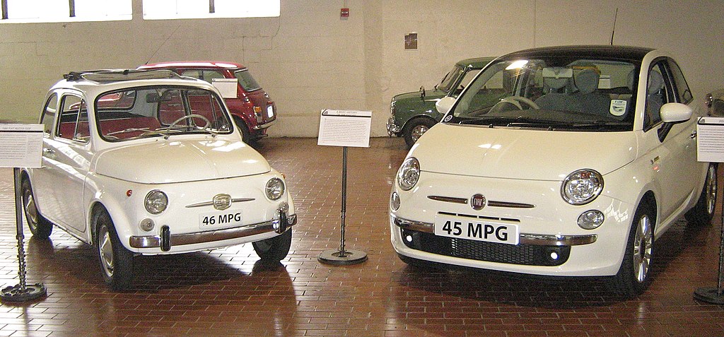 1024px-1966_Fiat_Nuova_500F_and_2008_Fia