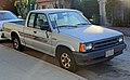 Mazda B2200 Cab Plus 2WD 1989 года выпуска, передний левый.jpg