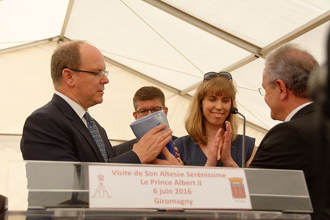 Remise de cadeaux au prince de la part du maire de Giromagny.