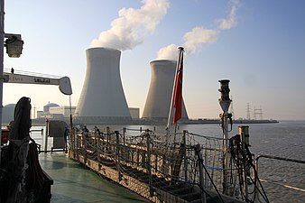 Das Kernkraftwerk von See aus gesehen