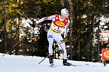Mężczyzna na nartach biegowych.