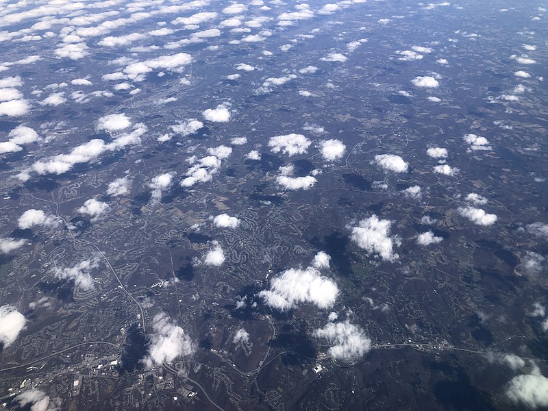 File:2022-03-24 15 37 30 UTC minus 4 View down from an airplane towards Interstate 76 (Pennsylvania Turnpike), Interstate 376 and U.S. Route 22 within Monroeville and Plum in Allegheny County, and Murrysville in Westmoreland County, Pennsylvania.jpg