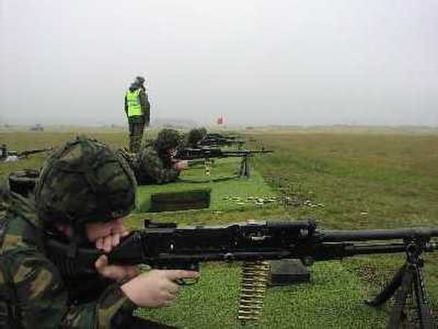 2623sqn RAuxAF Regiment Shooting GPMG on range