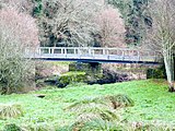 Passerelle franchissant le Scorff juste en aval du site de la motte castrale du Roc'h (en Arzano).