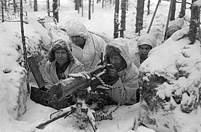 Skupina finských vojáků s kulometem Maxim.