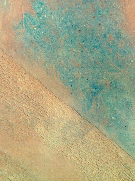 Vista de satèl·lit del desert d'Al-Dahna a Aràbia Saudita on es pot observar la formació de desposicions.