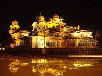 Muzium Albert Hall pada waktu malam