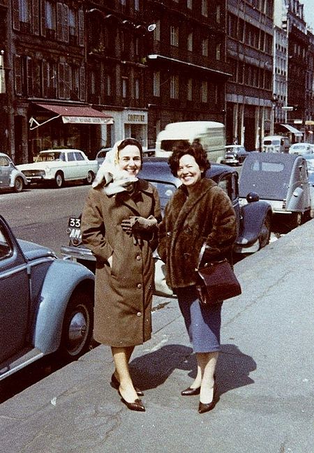 Anne-Lise Stern au foulard et sa cousine Suzy.JPG