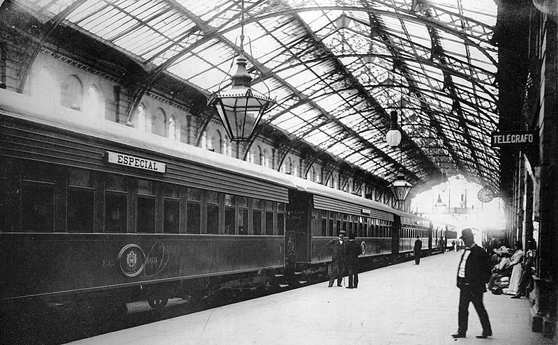 File:Archivo General de la Nación Argentina 1900 Buenos Aires, Senador Carlos Pellegrini a punto de abordar el tren en la estación Constitución.jpg