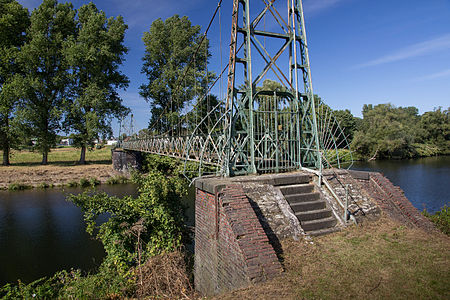 Aufgang zur Brücke mit verschlossenem Tor
