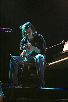 Benjamin Biolay à la trompette, lors d'un concert en 2008.
