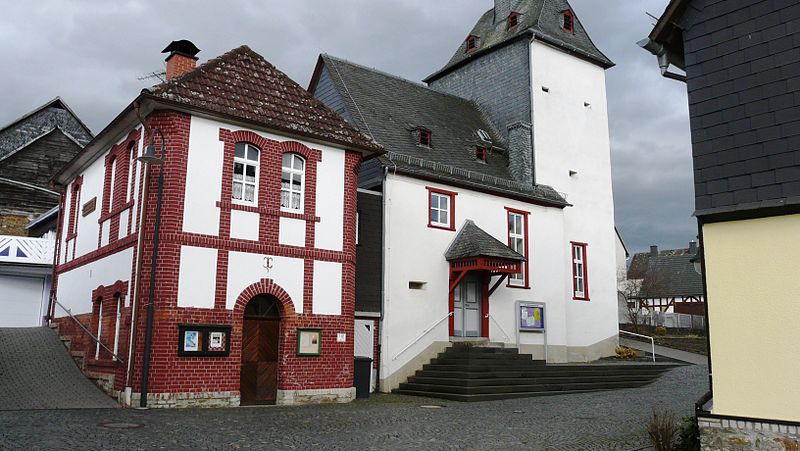 File:Backhaus und Kirche Niederlemp.jpg