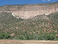 Bandelier Tuff at San Diego Canyon. The lower Otowi Member is a single massive cooling unit, while the upper Tshirege Member is composed of multiple cooling units.