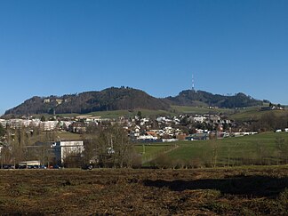 Der Bantiger mit dem Dorf Bolligen