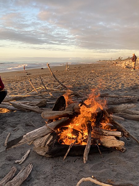 File:Beach bonfire WCWC MRD 01.jpg