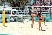 Deutsch: Beachvolleyball bei den Olympischen Jugendspielen 2018; Tag 9, 15. Oktober 2018; Mädchen, Viertelfinale: USA-Spanien 2–1 (21–19/17–21/15–9) English: Beach volleyball at the 2018 Summer Youth Olympics at 15 October 2018 – Girls Quarterfinals: USA-Spain 2–1 (21–19/17–21/15–9)