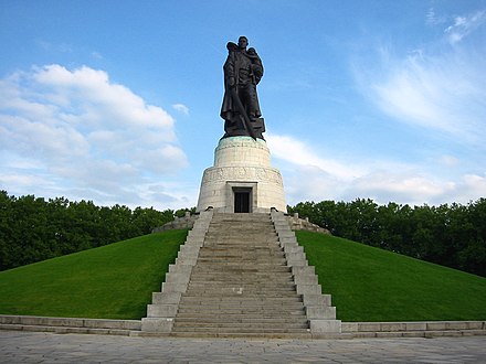 Кассиль советскому солдату. Вучетич. «Воин-освободитель». Трептов-парк, Берлин. Трептов парк в Берлине. Воин освободитель Трептов парк. Памятник Трептов парк в Берлине.