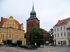 Plac Wolności, otoczenie kościoła Narodzenia NMP