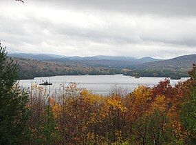 Le lac Blue Mountain vu depuis le musée Adirondack, 2008.