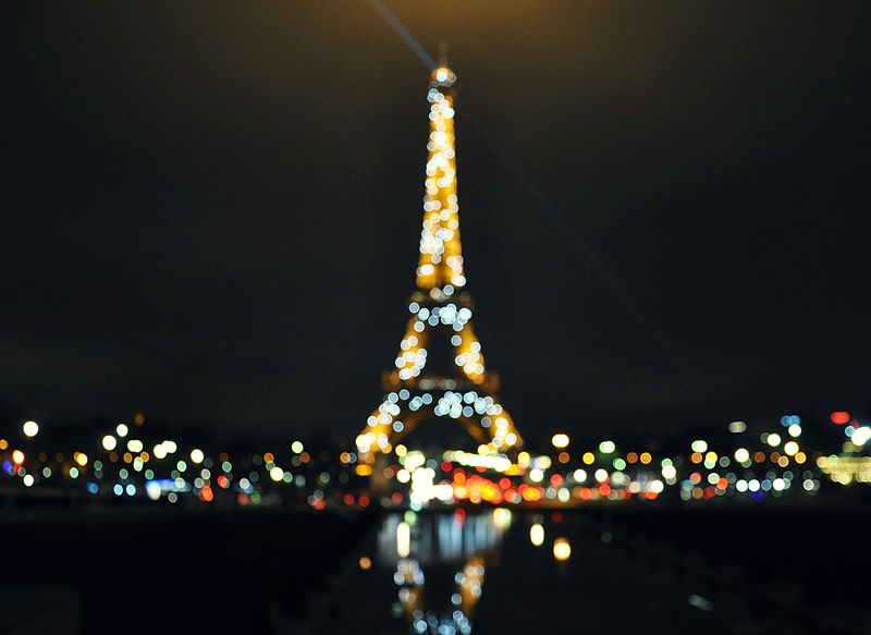 File:Blurry eiffel.jpg