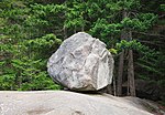 Miniatuur voor Bestand:Boulder along the chief hike in Stawamus Chief Provincial Park, BC (DSCF7553).jpg