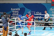 Deutsch: Boxen bei den Olympischen Jugendspielen 2018 Tag 12, 18. Oktober 2018 - Finale Leichtgewicht Mädchen – Oriana Saputo (Argentinien, blau) schlägt Emma Lawson (Australien, rot) 5-0; Ringrichter ist José Romero (Spanien). English: Boxing at the 2018 Summer Youth Olympics on 18 October 2018 – Girls' lightweight Bronze Medal Bout – Oriana Saputo (Argentina, blue) wins over Emma Lawson (Australie, red) 5-0; Referee is José Romero (Spain). Español: Boxeo en los Juegos Olímpicos Juveniles de Verano de 2018 en 18 de octubre de 2018 - Combate de medalla de bronce de las niñas: Oriana Saputo (Argentina, azul) gana a Emma Lawson (Australie, roja) 5-0; Árbitro es José Romero (España).