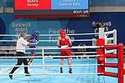 Deutsch: Boxen bei den Olympischen Jugendspielen 2018 Tag 12, 18. Oktober 2018 - Finale Leichtgewicht Mädchen – Junioren-Weltmeisterin und dreifache Juniorinnen-Europameisterin Caroline Sara DuBois (Großbritannien, blau) schlägt Juniorinnen-Asienmeisterin Porntip Buapa (Thailand, rot). English: Boxing at the 2018 Summer Youth Olympics on 18 October 2018 – Girls' lightweight Gold Medal Bout – Caroline Sara DuBois (Grat Britain, blue) wins over Porntip Buapa (Thailand, red). Español: Boxeo en los Juegos Olímpicos Juveniles de Verano de 2018 en 18 de octubre de 2018 - Combate de medalla de oro de peso ligero para niñas - Caroline Sara DuBois (Gran Bretaña, azul ) gana sobre Porntip Buapa (Tailandia, rojo).