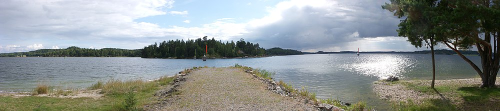 Brandalsund, vy mot öst. I förgrunden syns den gamla vägbanken till färjan. På sundets andra sida ligger Getryggen med sommarstugor. Åt vänster utbreder sig Hallsfjärden in mot Södertälje och åt höger Järnafjärden ut mot Östersjön. Foto: augusti 2010.