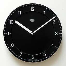 Horloge moderne utilisant un cristal de quartz pour fonctionner