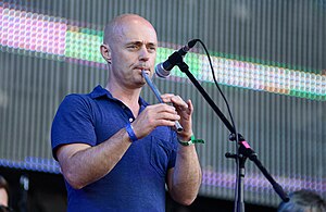 Brian Finnegan actuando con Aquarium at Rock en el Festival Volga [ru] en 2013