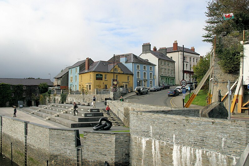 File:Bridge Street - geograph.org.uk - 2680422.jpg