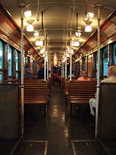 Intérieur d’un wagon nonagénaire type La brugeoise de la ligne A, devenu progressivement une véritable attraction touristique.
