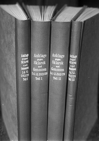 Multi-volume indictment of the Sklaren court case Bundesarchiv Bild 102-12387, Sklarek-Prozess, Anklageschrift.jpg