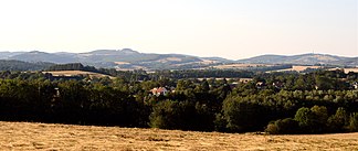 The Rosaliengebirge (here with the Burgberg von Schwarzenbach and the distinctive wooded hilltop of the Sieggrabener Kogel) extends in the east to the Sieggrabener Sattel