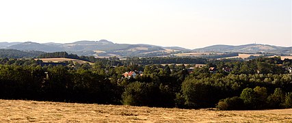 Anhöhe von links nach rechts: Schwarzenbacher Burgberg mit dem Aussichtsturm, Sieggrabener Kogel, Sieggrabener Sattel und Brenntenriegel