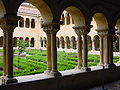 Samostan Santo Domingo de Silos, Španija, ima zgornjo arkado za dostop.