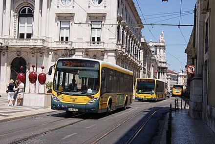 Public buses, just like trams and ascensores, are all painted in the yellow Carris livery