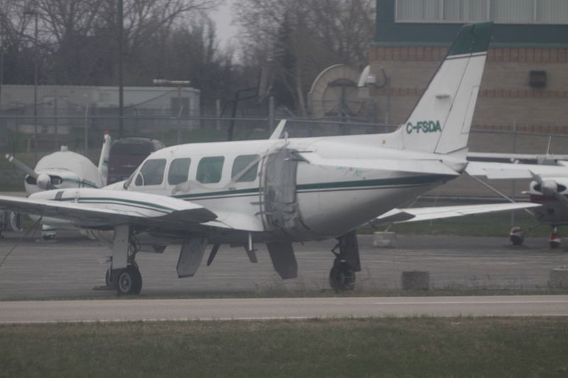 File:C-FSDA Piper PA-31-350 Chieftain (7643682476).jpg