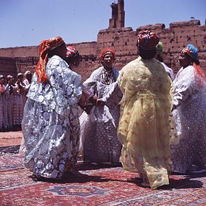 COLLECTIE TROPENMUSEUM Dansgroep uit Ouarzazate tijdens het nationaal folklore festival te Marrakech TMnr 20017664.jpg