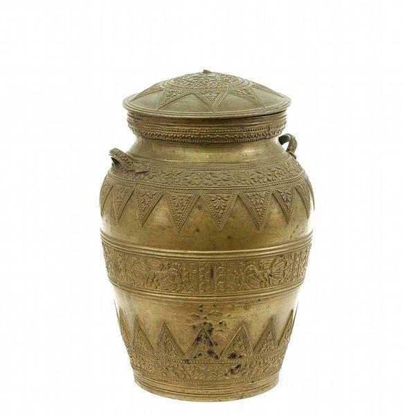 File:COLLECTIE TROPENMUSEUM Vaasvormige messingen pot met deksel voor sirih-benodigdheden TMnr 1772-159.jpg