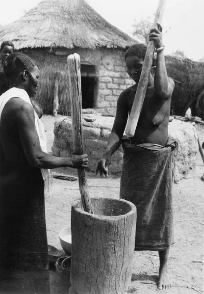 File:COLLECTIE TROPENMUSEUM Vrouwen stampen millet of sorghum in Basebdiek TMnr 20010252.jpg