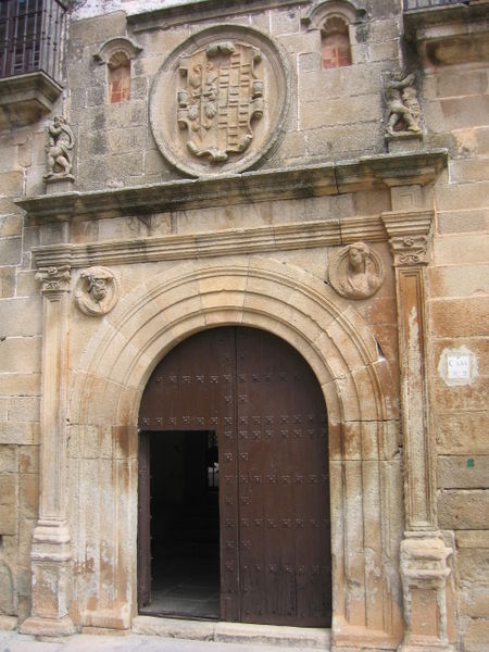 File:Caceres Palacio Episcopal1.jpg